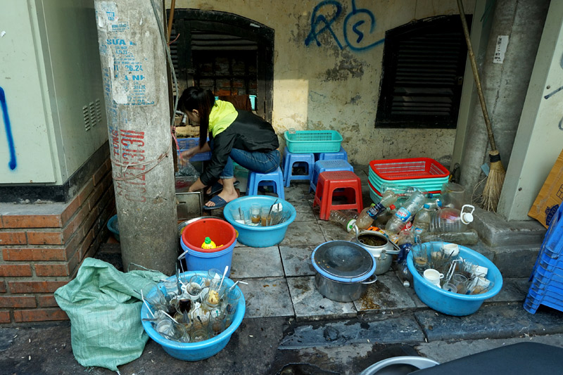 "Lạ[-]kỳ"[-]dân[-]Thủ[-]đô[-]ăn[-]uống[-]cạnh[-]cống[-]rãnh